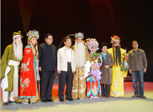 河南省政協(xié)主席王全書、著名豫劇表演藝術(shù)家王希玲、著名戲劇評論家荊樺、著名戲曲教育家《訪帥出征》導(dǎo)演李志遠(yuǎn)與主要演員合影